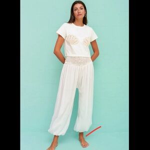 Pitusa pítusa Crochet Motif Tshirt & Crochet Waist Aladdin Pants Set